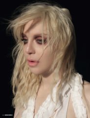 courtney-love-nipple-dazed-confused-04