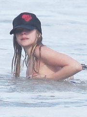 avril-lavigne-ocean-nippleslip-02 avril-lavigne-ocean-nippleslip-02